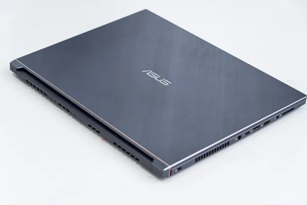 ASUS 陳青琳 W700
