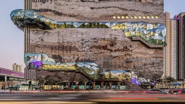 宛如鑲嵌水晶的巨石！OMA 操刀韓國百貨公司「Galleria 光教店」，結合玻璃立面、馬賽克石磚