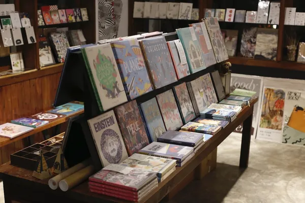生活在他方夜貓店