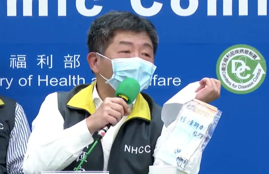 眼眶濕濕的！陳時中記者會上拿出一袋口罩，10歲小學生的信寫了什麼？