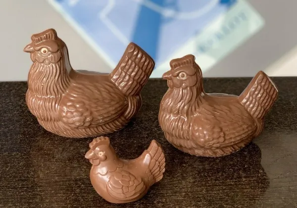 在法國，復活節不僅是宗教節日，也是甜點界的重要日子，甜點師會大展身手做出各種造型的巧克力。.jpg