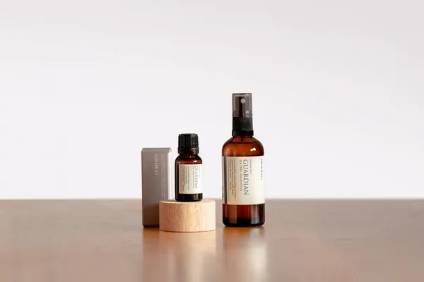 約翰森林 JOHNRAY 全面防護系列，複方精華15ml／定價 NT$1,680，香氛噴霧100ml