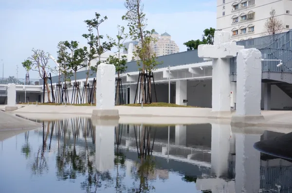 河樂廣場水中倒映.jpg