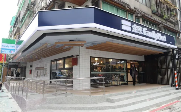 全家_全家便利商店今(12_17)日將旗下Let’s Café升格，在台北開出全家便利商店第一家Le