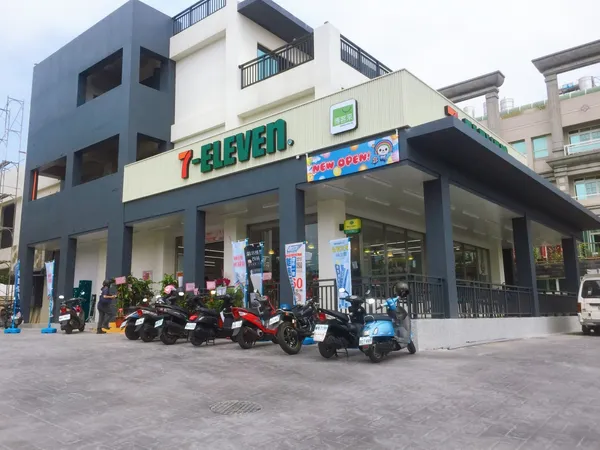 7-ELEVEN冷凍旗艦店即日起進軍金門，圖為全新開幕的下埔下門市。 (6).jpg