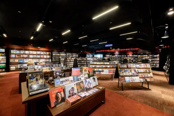 誠品信義店新24小時書店｜全台唯一24小時唱片行「誠品音樂館」(2).jpg