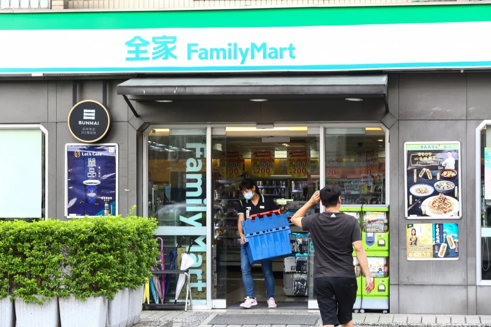 買完咖啡順便買美元！全聯、全家變身「微銀行」，將如何衝擊支付戰場？