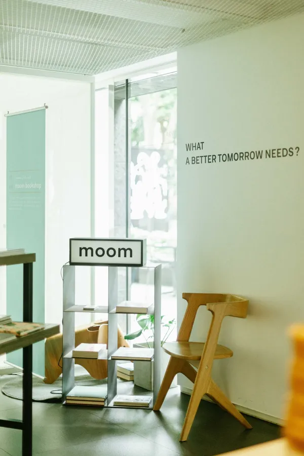 明日咖啡 MOT CAFÉ與獨立攝影書店moom bookshop攜手舉辦「夏日攝影書展」，為今年