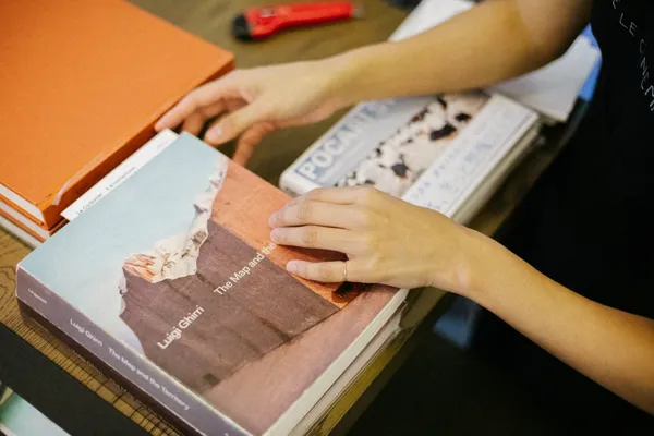 明日咖啡 MOT CAFÉ與獨立攝影書店moom bookshop攜手舉辦「夏日攝影書展」，為今年