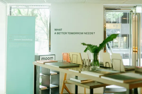 明日咖啡 MOT CAFÉ與獨立攝影書店moom bookshop攜手舉辦「夏日攝影書展」，為今年