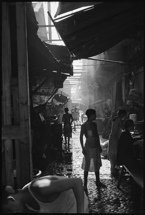 04_亨利．卡蒂耶－布列松，《颱風天，上海，1949年7月底》.jpg
