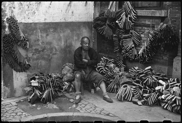 06_亨利．卡蒂耶－布列松，《鬃（棕）刷小販，上海，1949年9月》.jpg