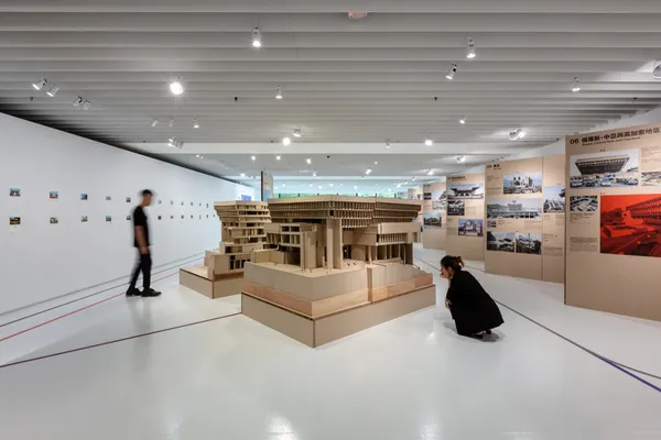 迷戀清水模前你應該先認識它！《粗獷主義建築展》開展，巨大模型、百件案例登場