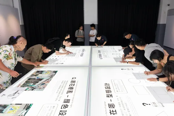 設計展設計-多位設計師於體驗區進行實際體驗.jpg