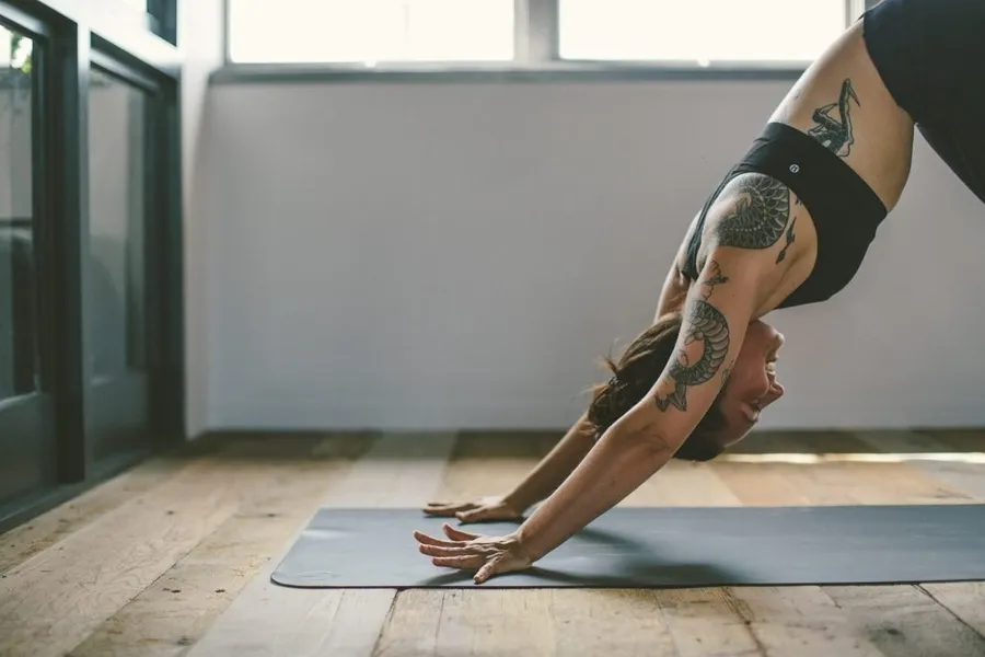 靠瑜伽褲改變服飾產業，Lululemon 如何成為運動休閒服飾的代名詞？