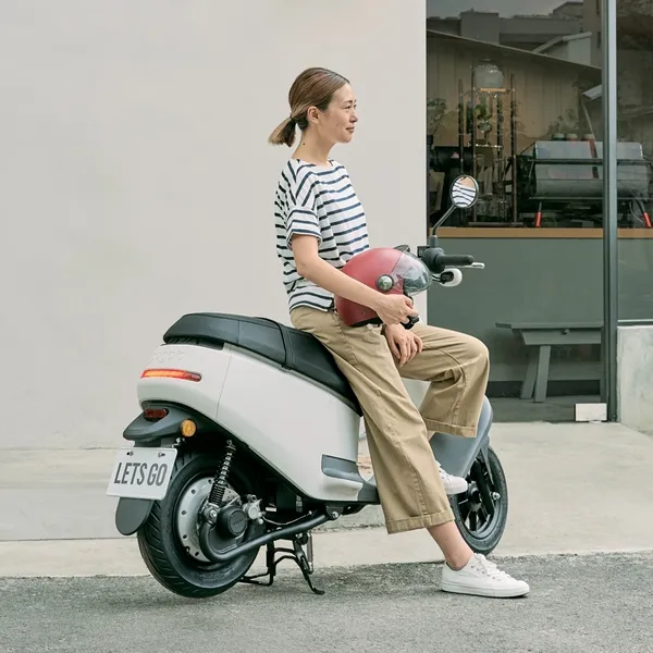 Gogoro VIVA Plus無印白限量車款 (1).jpg