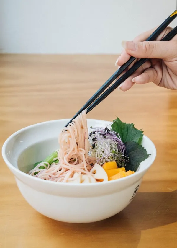 潮食人_沁心蓮藕冷拌紅麴麵線.jpg