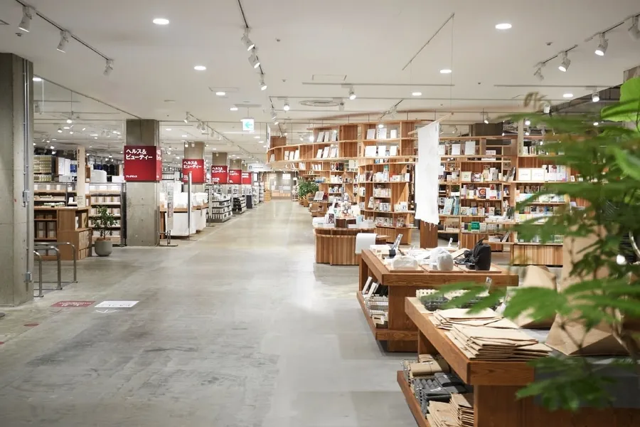 全球最大無印良品開張，開超市、賣房子、展售7千項商品，還有「MUJI BUS」！