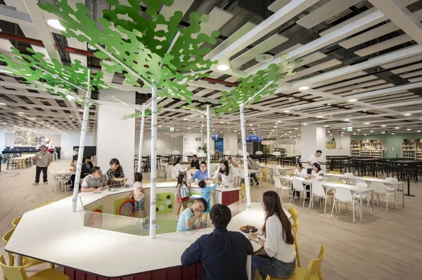 圖說五：IKEA桃園店貼心打造北歐原裝兒童遊戲室-斯莫蘭魔法森林，小朋友可以在森林裡玩樂；另外，IK