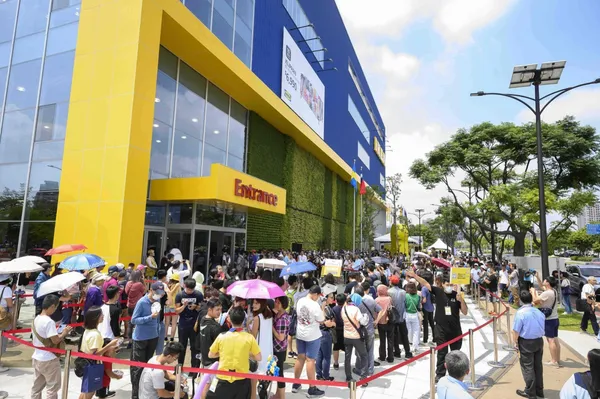 圖說四：IKEA桃園店正式開店前，近百位排隊，第一位消費者於8：30開始排隊，陸陸續續近千位進店購買