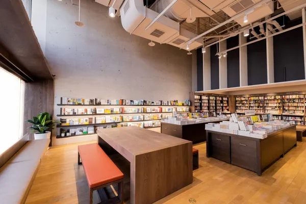 誠品生活巨城店閱讀書區.jpg