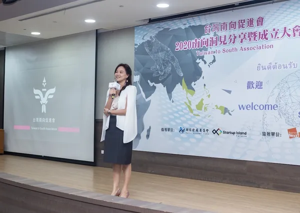 Photo 2- 南向促進會首任理事長林音說明協會成立宗旨