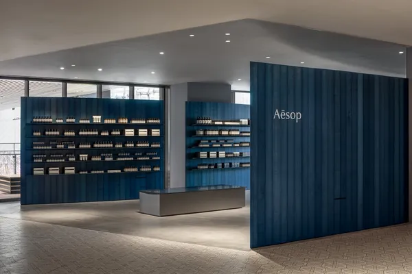 以「藍染木材」搭造！德島職人手染木材，Aesop 橫濱店營造樸質自然「海洋意象」