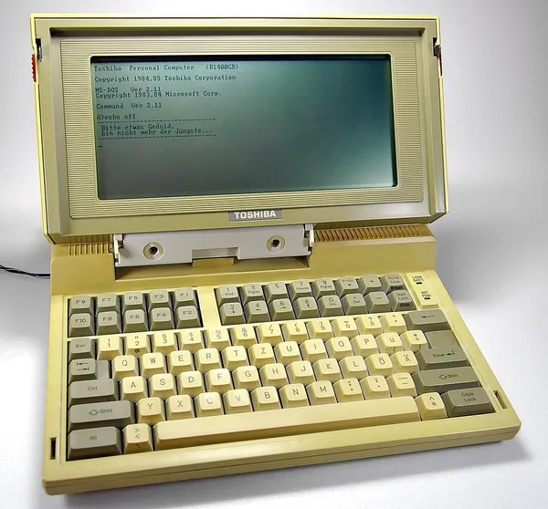 1162px-Toshiba_T1100_In_Betrieb