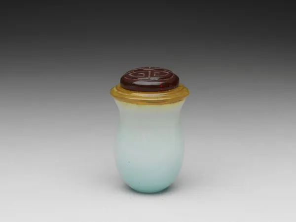 故宮 鼻煙壺特展 2020 清 十八 十九世紀 淡藍色玻璃鼻煙壺.jpg