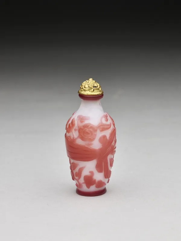 故宮 鼻煙壺特展 2020 清 乾隆 白套紅玻璃包袱式鼻煙壺.jpg