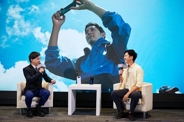 將台灣之美傳揚到世界各地的日籍攝影作家小林賢伍，與主持人黃子佼暢談分享ASUS ZenFone 7使