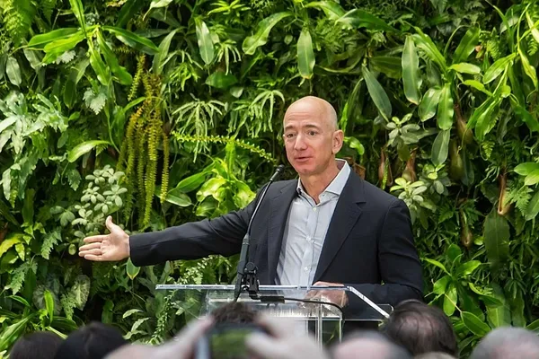 800px-Jeff_Bezos_at_Amazon_Spheres_Grand_Opening_i