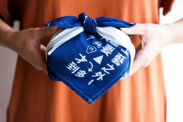 工藝之外展覽Dye 業製作的「藍染天絲麻方巾」與一日茶事的「旅行沐浴組」3.jpg