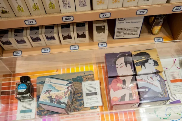 日本高級文具品牌TACCIA將江戶時代流行的浮世繪做為靈感，從墨水顏色到外包裝都融入浮世繪畫作，定價