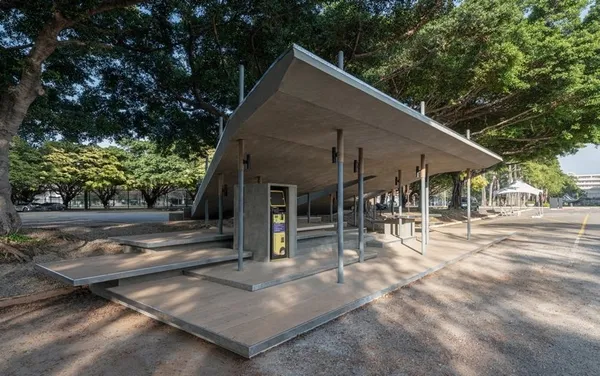 屋頂背面藏玄機！交大設計感候車亭：多重功能、減法美學，打造融入地景的「小山坡」