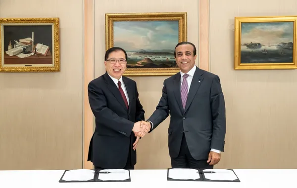 屈臣氏集團董事總經理黎啟明 (左) 與Al Futtaim 集團副主席 Omar Al Futtai