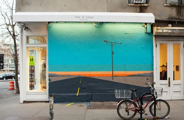 藝術家每月為店舖外牆換風景！rag & bone 街頭創作計畫來台，李霽跨刀「化學元素週期表」
