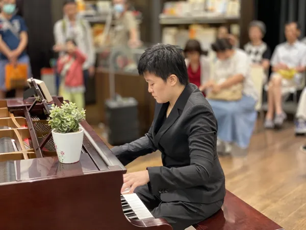 誠品會員日_鋼琴家劉亦倫精彩演出。.jpg
