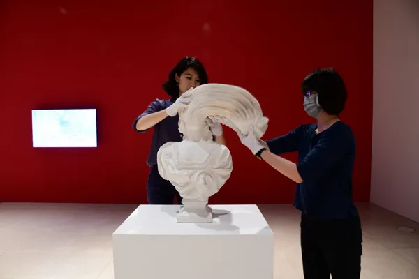 台南奇美博物館-紙上奇蹟2無所不彈-李洪波作品-教具系列–西洋美女-2.jpg
