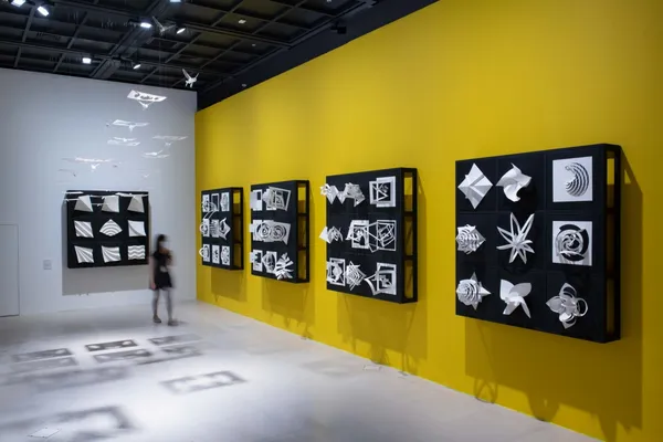 台南奇美博物館-紙上奇蹟2無所不彈-洪新富-展區-方圓之間系列作品.jpg