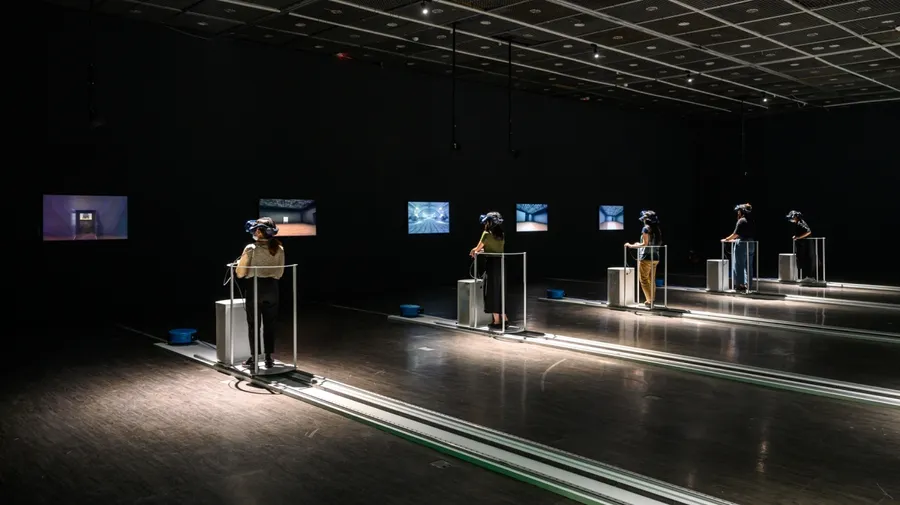「超感」藝術新邏輯！沒聲音與劇本的展覽，觀眾如何化作幽靈、在虛實空間徘徊？