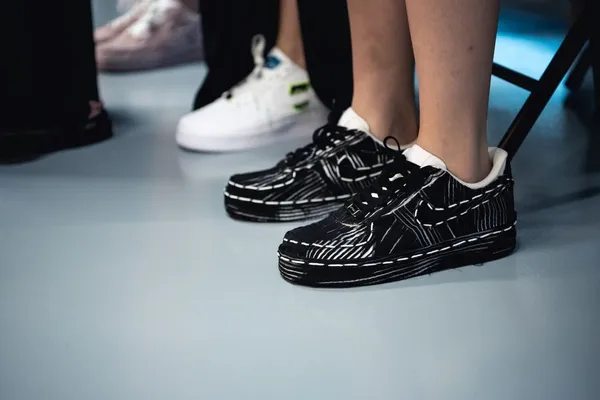 APUJAN_鞋款上再度與NIKE合作 運用全新推出的 Air Force 系列作為秀展鞋款 (1)