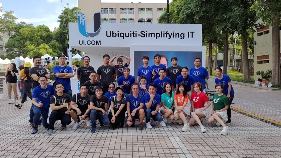 日前 UI 參加交大就業博覽會，別出心裁的攤位設計展現了 UI 特色