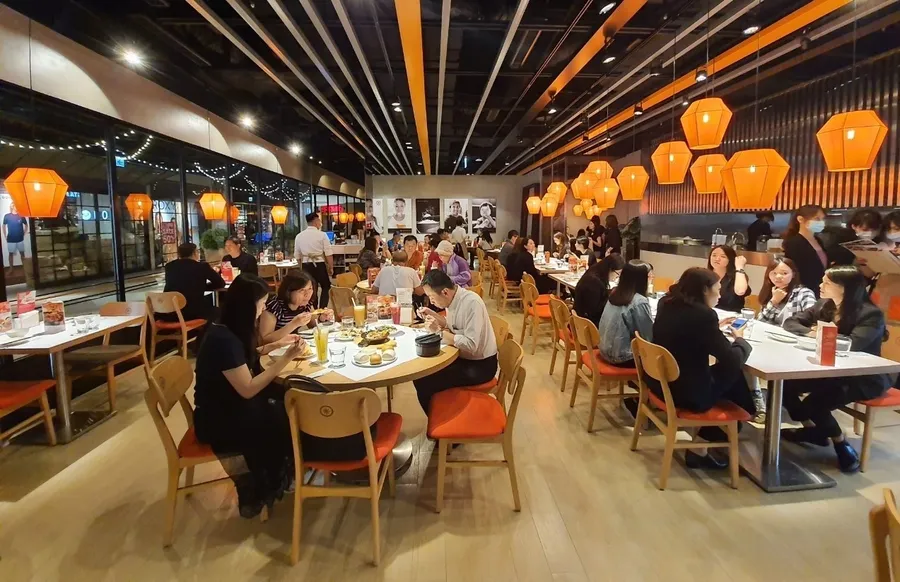 亞洲藏壽司業績成長近5成，這兩家營收破紀錄！一張圖看懂餐飲業9月大回溫