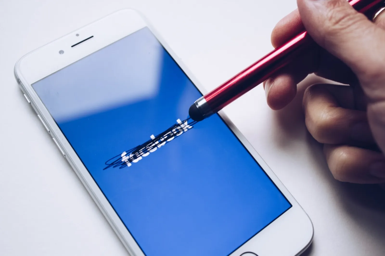 星巴克也抵制 Facebook，臉書廣告業務深陷危機？