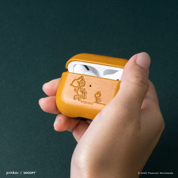 Peanuts 聯名限定款 - AirPods Pro 皮革保護套 焦糖棕 $1,480.jpg