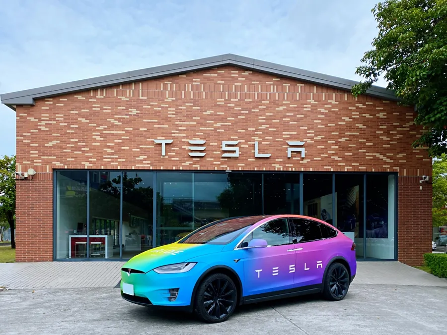 特斯拉推彩虹Model X、Tinder配對率限時飆升250%！還有哪業者出奇招參與同志遊行？