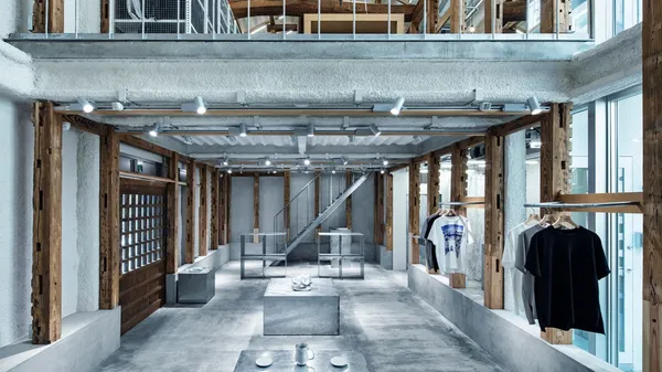百年老倉庫拆卸重組裝！東京 New Balance「T House」移築老建築，融混嶄新樣貌
