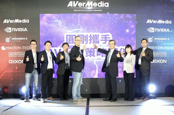 圓剛科技發表會啟動儀式貴賓合影.jpg