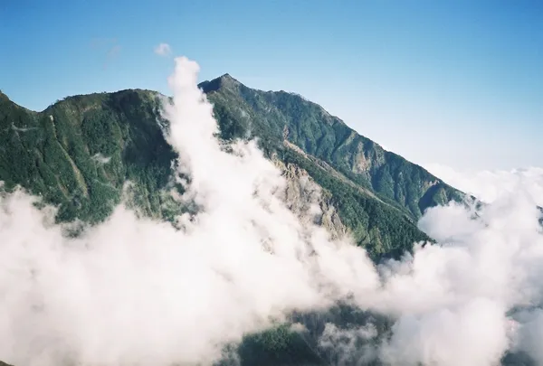北大武山，雲海之上的獨特存在：於是它成為城裡人們生活的依據，心中的所望。